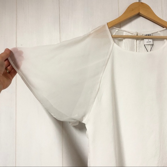NWT Vero Moda White Flowy Blouse w Pleated Back - Picture 2 of 7